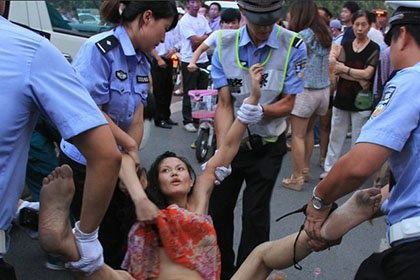 郑州裸奔女街头裸奔被警察抬走，盘点各地裸奔男女奇葩