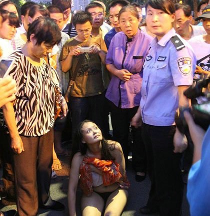 郑州裸奔女街头裸奔被警察抬走，盘点各地裸奔男女奇葩