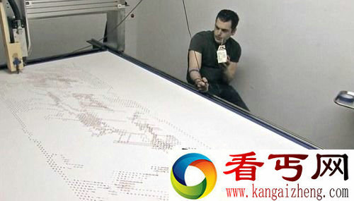 灵魂画家用自身血液绘制人形画像惊叹世人