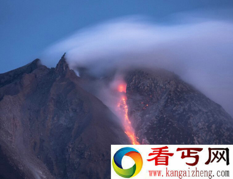 [图文]锡纳朋火山发生喷发 炽热熔岩滚滚下