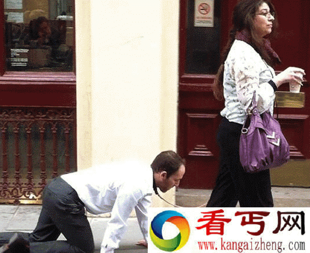 [图文]看看出英国伦敦的富婆是怎么遛“狗”的