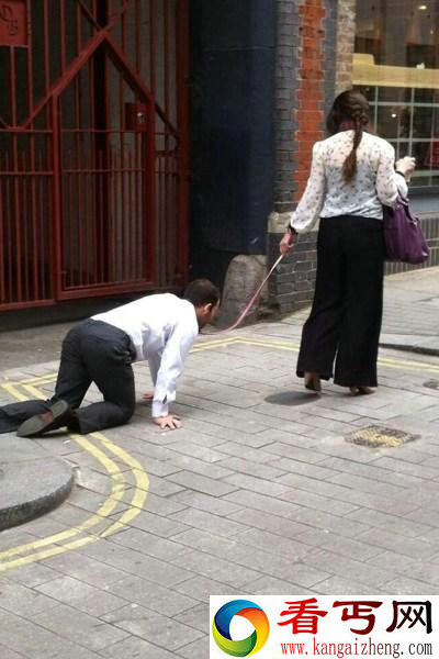 [图文]看看出英国伦敦的富婆是怎么遛“狗”的