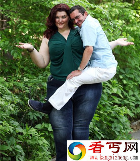 美国女子阿曼达254斤超大号女模靠矮化男人赚钱