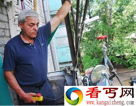 俄罗斯男子将心爱摩托车吊在三楼窗外 防盗有新招