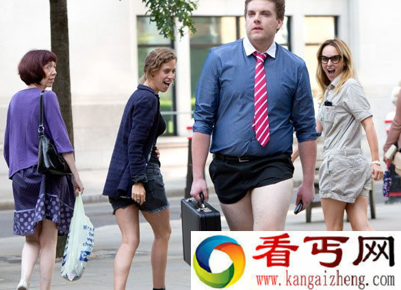 英国齐蛋短裤霸气侧漏 齐蛋短裤招摇过市引围观