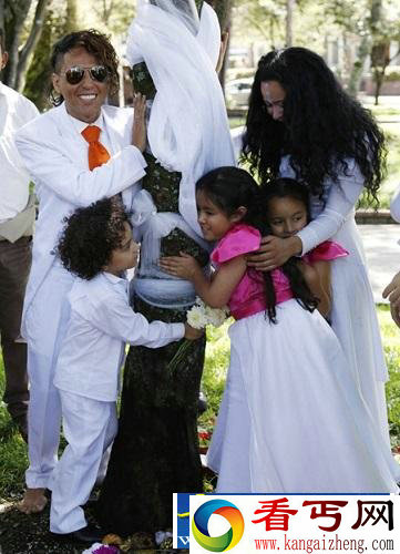  托雷斯与树“结婚” 呼吁少打仗多种树