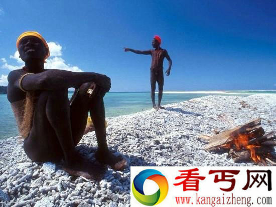  部落居民惊嘆本领！模仿驯鹿叫　制作毒鏢