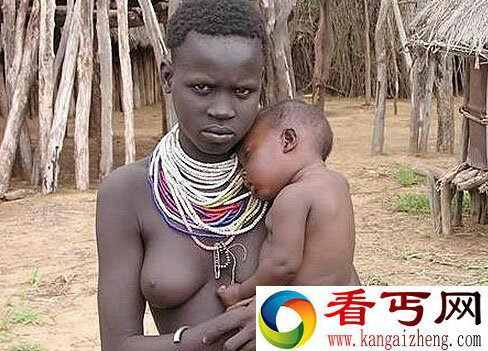 用妇女乳汁化妆的俾格米人