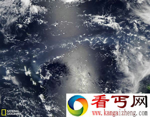 太平洋上的蓝灰色火山烟尘