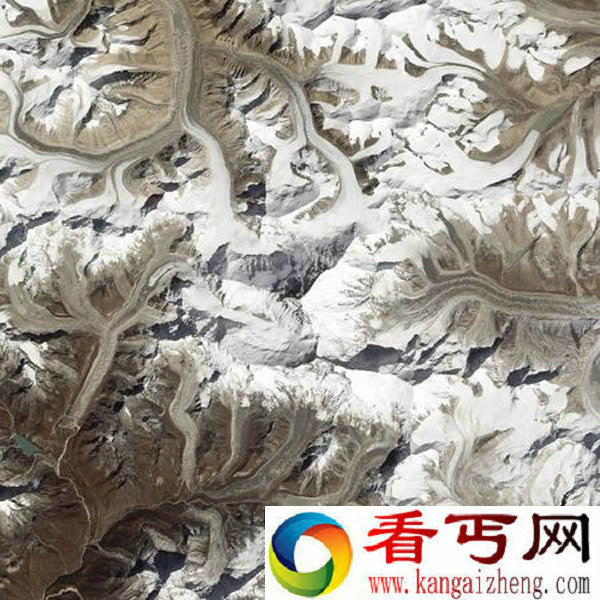 俯瞰珠穆朗玛峰 厚厚的积雪