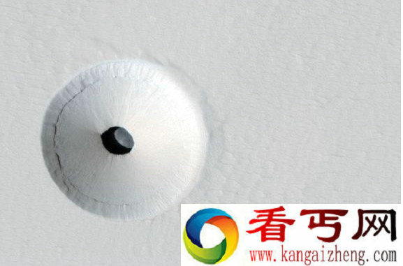 火星惊现罕见地下洞穴  深达20米