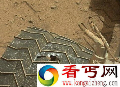好奇号火星车“爆胎” 轮子上出现了一个破洞