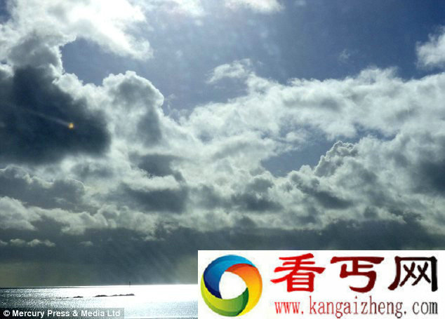 [图文]英国康沃尔郡芒茨海湾上空现神秘飞行物