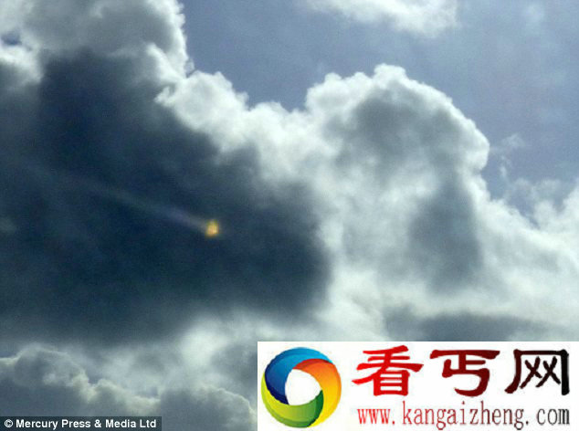 [图文]英国康沃尔郡芒茨海湾上空现神秘飞行物