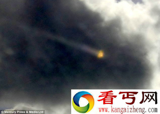 [图文]英国康沃尔郡芒茨海湾上空现神秘飞行物