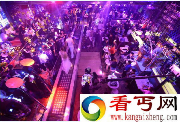 太原土豪夜场开派对 门口豪车亮瞎路人