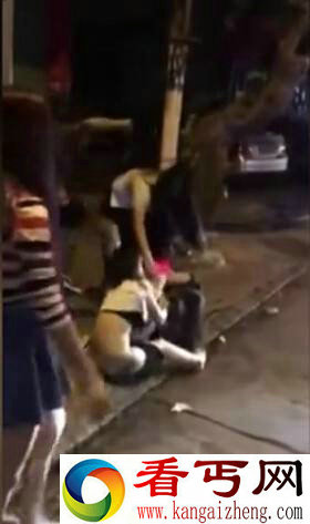 两女子夜晚坐地开撕 殊不知已春光乍泄
