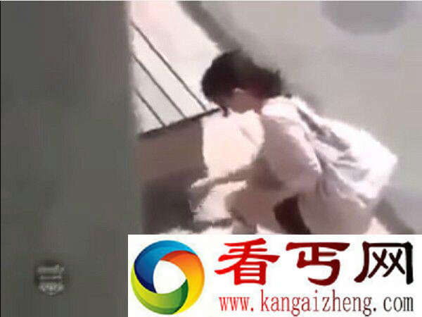 少妇当街脱内裤大便 裸露臀部很恶心