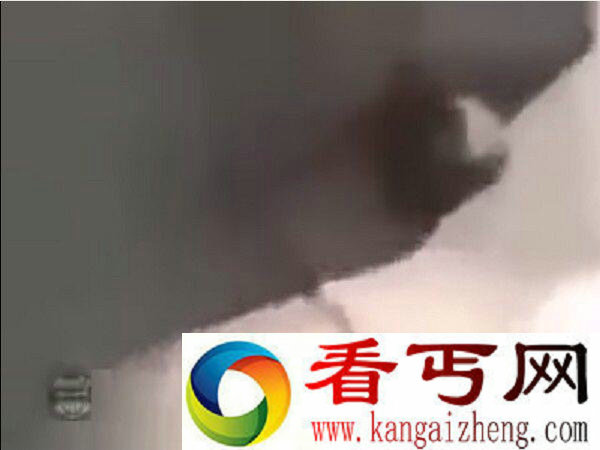 少妇当街脱内裤大便 裸露臀部很恶心