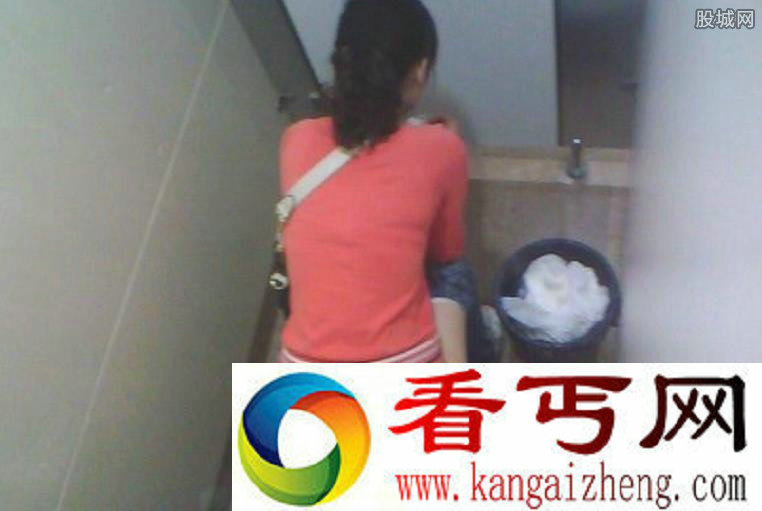 南昌大四男生偷窥女厕 女生私处被看光