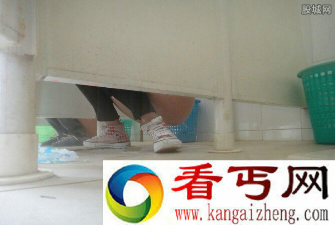 南昌大四男生偷窥女厕 女生私处被看光