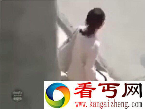 少妇当街脱内裤大便 裸露臀部很恶心