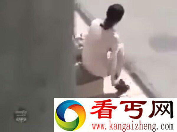 少妇当街脱内裤大便 裸露臀部很恶心
