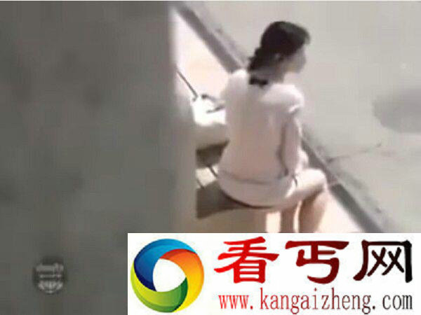 少妇当街脱内裤大便 裸露臀部很恶心