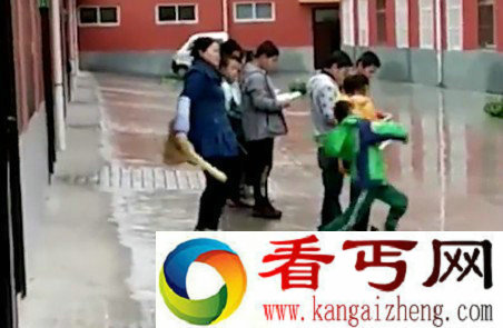 小学生未完成作业 雨中排队被踹屁股