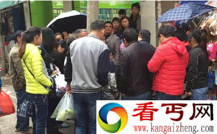 亲妈为教育儿子将其用铁链锁电线杆示众