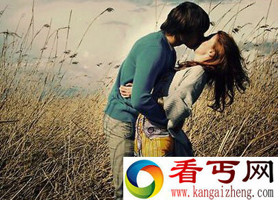 小伙高铁安慰失恋小女生 意外收获芳心