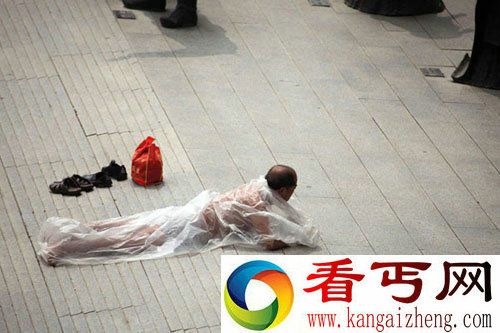 吉林男子水泥地大战高温 当众赤身&quot;桑拿&quot;