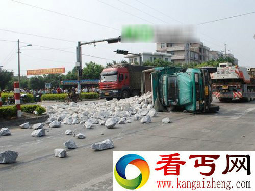 运石车压扁路人 现场粉碎肉渣图片
