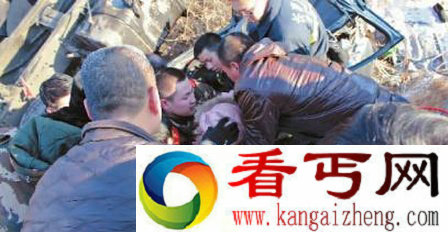 父爱如山 车祸瞬间父亲舍命护子令其奇迹生还