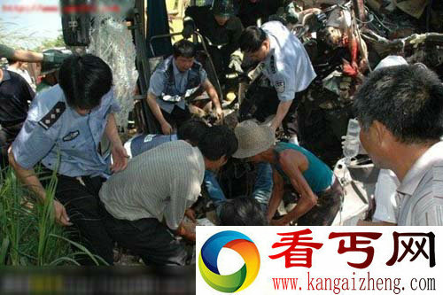 客车翻滚血淋淋特大车祸