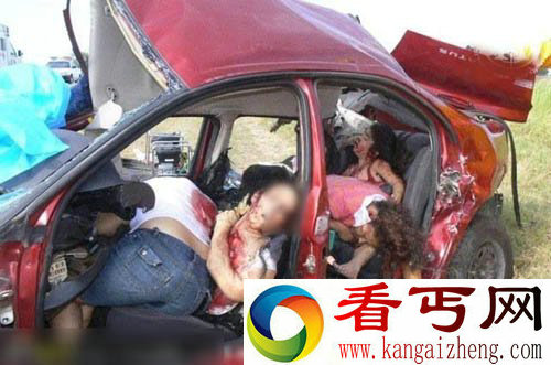 火车狂撞小车 四个美女当场惨死