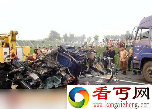 实拍最新追尾车祸血腥恐怖现场图集(组图)