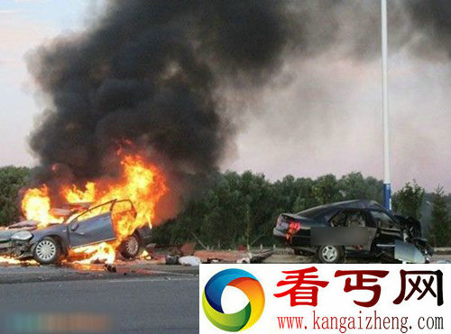 惊悚实拍两轿相撞5死1伤