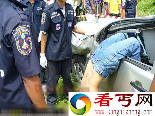离奇车祸小车被撞扁尸体挂车窗