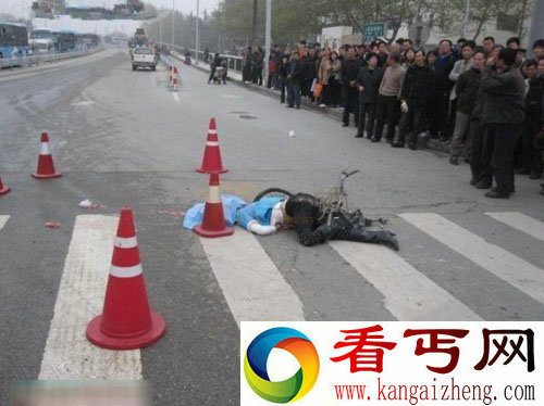 丝袜长靴MM被搅拌车爆头身亡 美女变女尸！