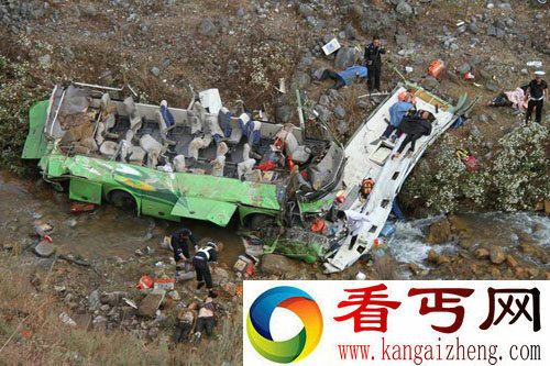 云南惨烈车祸现场图 翻下山沟致13死15伤