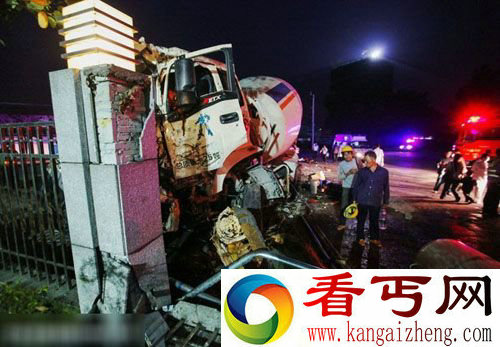 搅拌车与大客车相撞致17人受伤 车头面目全非