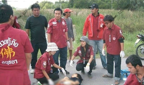 被摩托车撞爆下体而亡的性感少女尸体