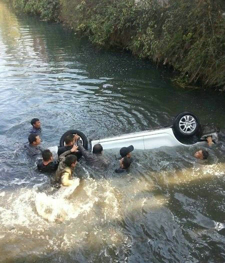 轿车冲入河底 12条汉子跳水后抬车砸窗救起4人
