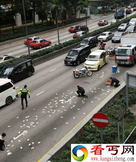 香港运钞车圣诞掉落千万现金 市民纷纷称圣诞老人派钱来了