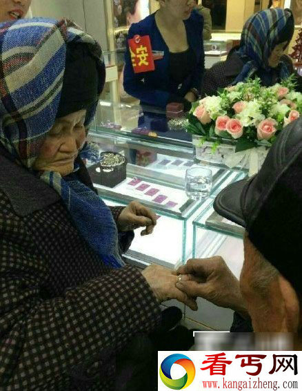  感动！新疆拾荒老人用积攒多年的零钱为老伴买钻戒