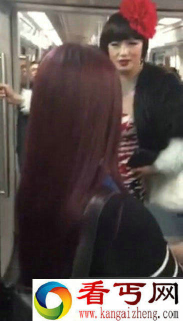 妩媚男与女子地铁争吵 源于男子打扮太妖艳