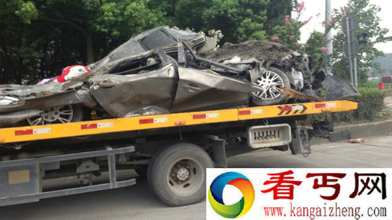渣土车压扁小轿车 父母双亡前紧紧护住儿子