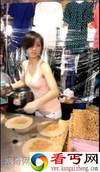 超犯规！饶河夜市花生卷冰期淋妹　让网友烧起来