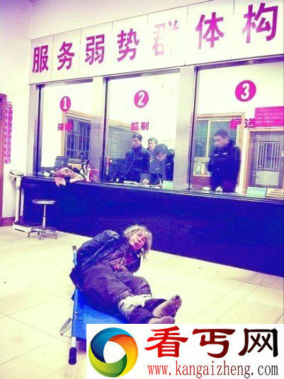 记者扮聋哑人暗访救助站 被工作人员缚手围殴（图）